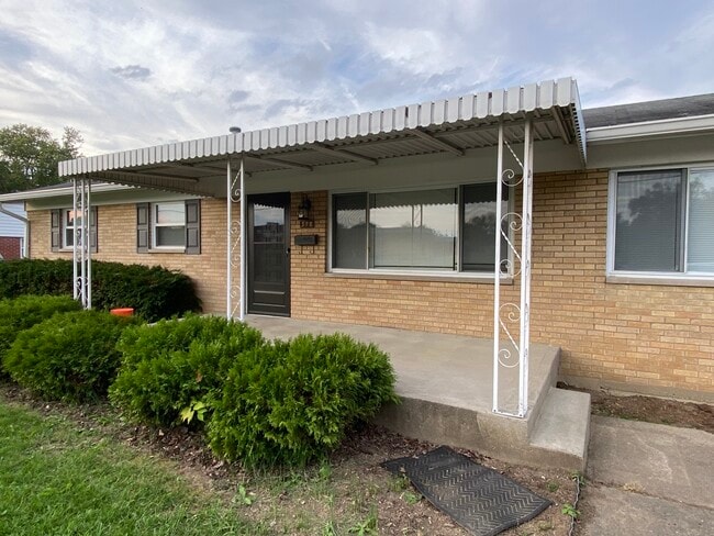 Covered Front Porch - 378 Vinnedge Ave