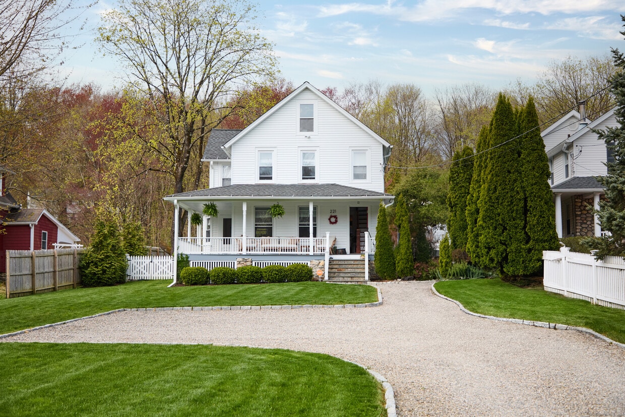 Primary Photo - 221 Silvermine Ave