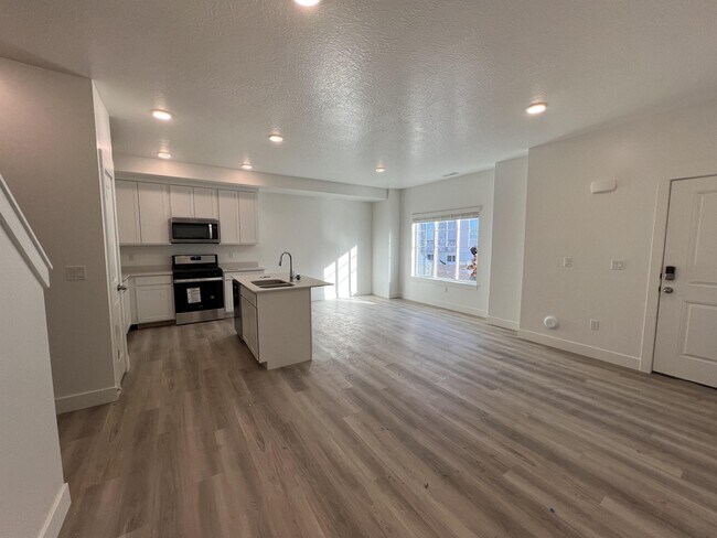 Building Photo - 886 N 1150 E