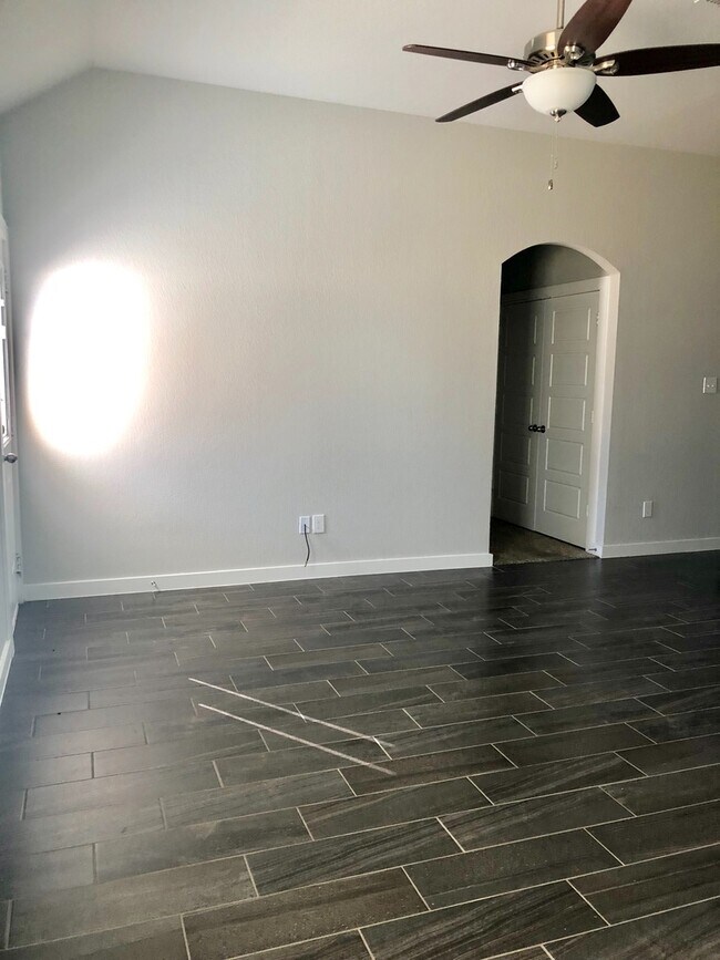 Building Photo - Luxury 3 Bedroom Duplex Located in Midloth...