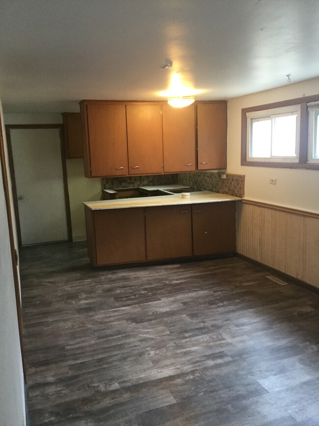 Dining area - 221 4th St NE