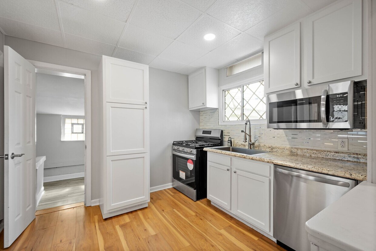 Foto principal - Beautiful 1 bedroom home with BONUS room in Natrona Heights available April 1!