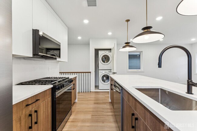 Foto del edificio - 84 Hollywood Ave