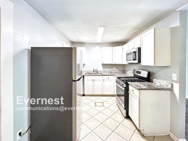 Foto del edificio - 3-Bedroom Home with Easy Access to Parks a...