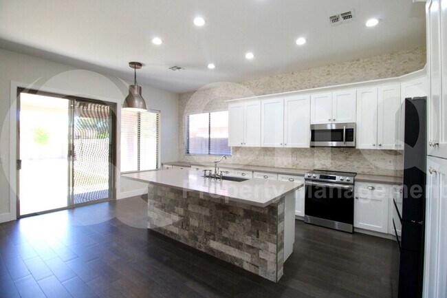 Building Photo - 1801 E Sagebrush St