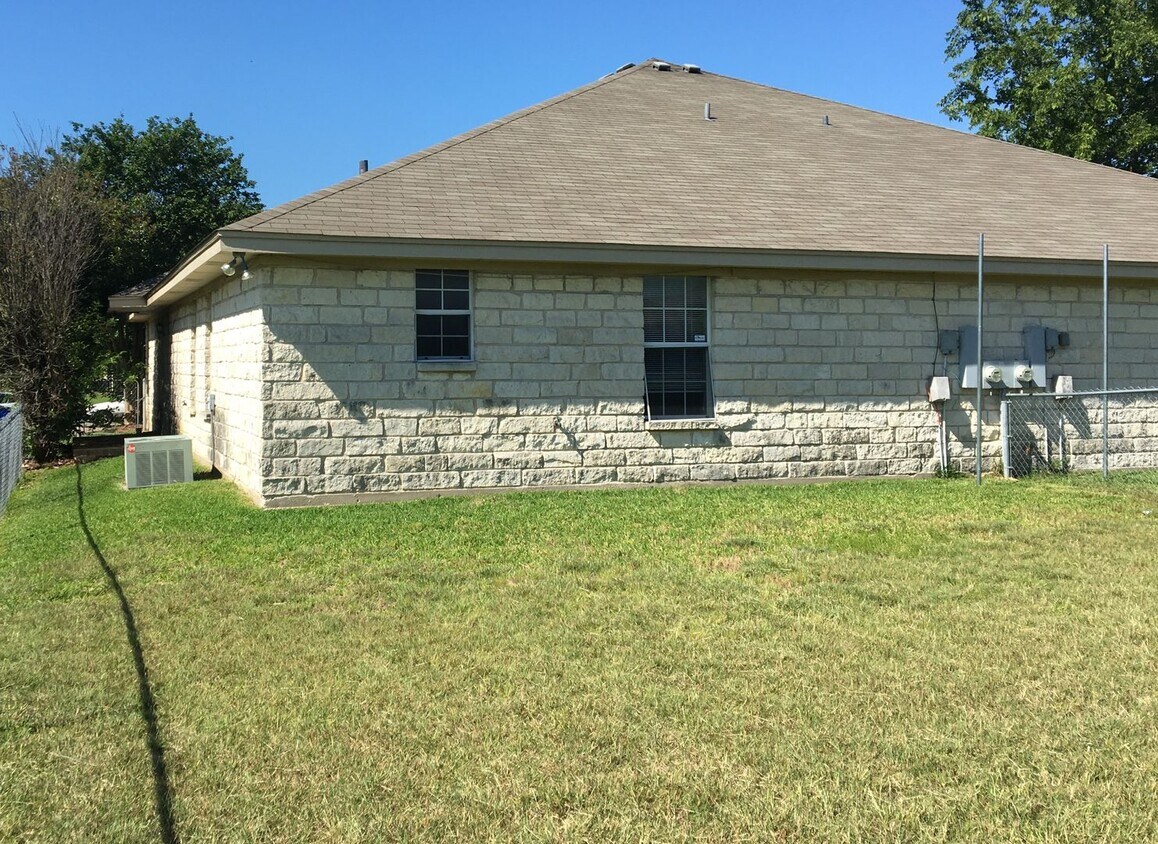 Building Photo - 4803 John David Dr