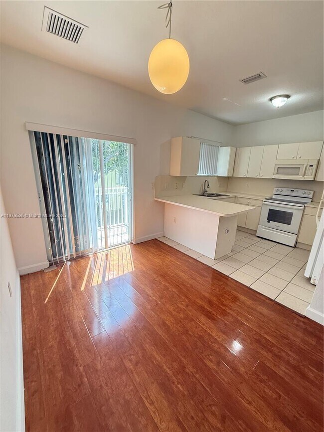 Foto del edificio - 373 NE 26th Pl