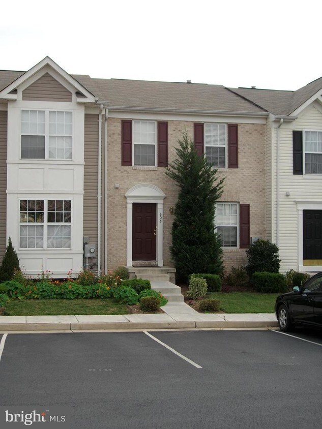Primary Photo - 608 Frontier Fort Ln