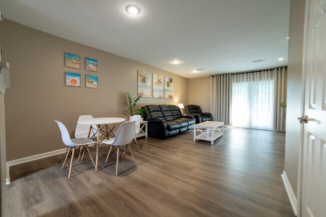 Foto del edificio - 6300 Pinetree Ave