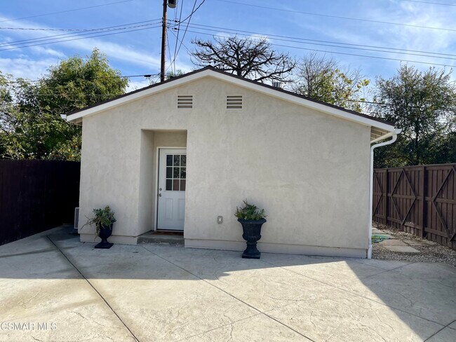 Building Photo - 2230 Avenida De Las Plantas
