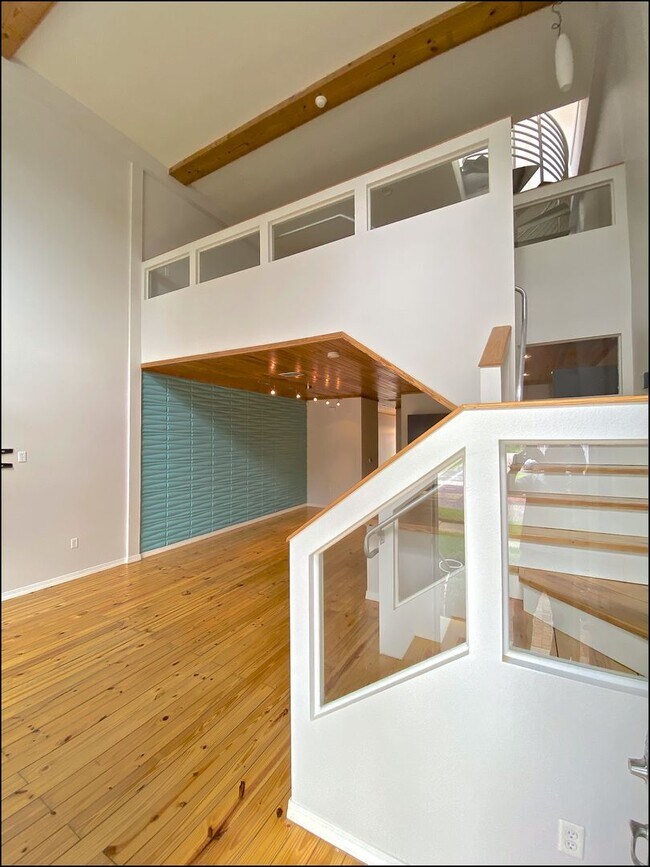 Foto del edificio - Stunning and Unique Luxury Town Home for R...