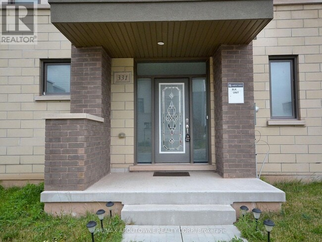 Building Photo - 331 Squire Cres