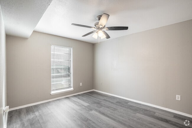 1BR, 1BA - 600SF - Bedroom - Angleton Manor