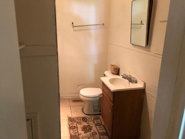 Shared bath - 1117 Victoria Blvd