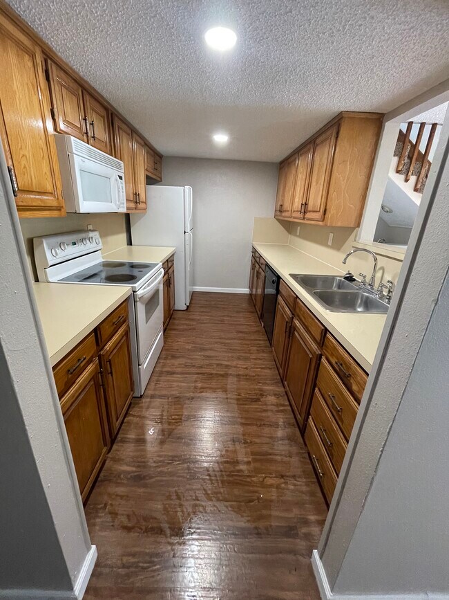 Foto del edificio - 2802 Country Club Rd