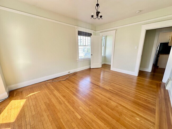 Building Photo - Storage Galore!!  1bd in heart of Noe/Miss...
