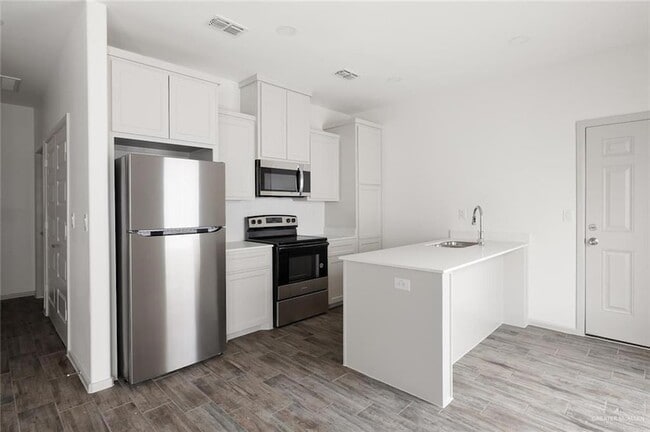 Building Photo - 428 Frio Ln
