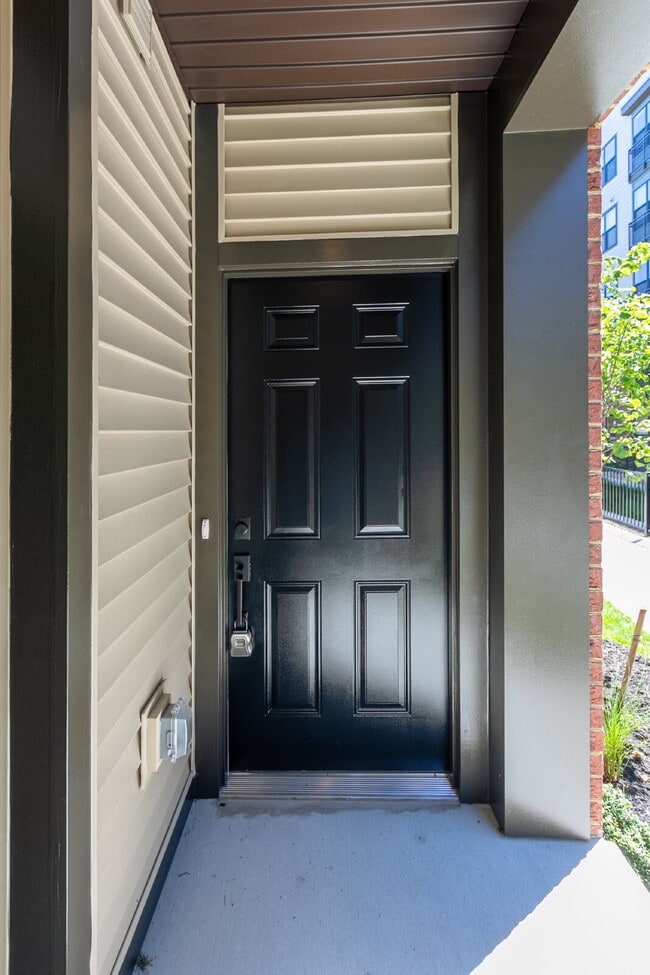 Building Photo - Elegant Townhome Living Near Herndon Conveniences