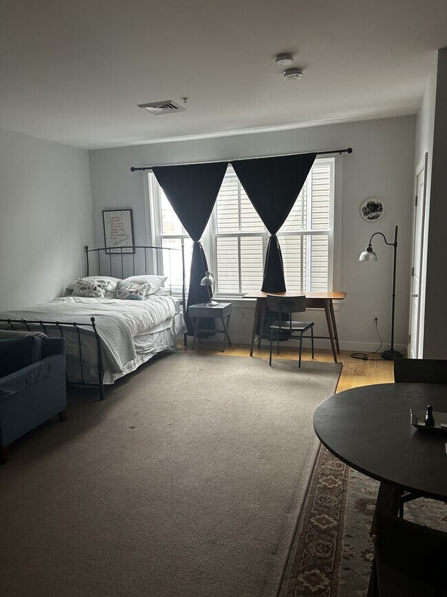 Foto del edificio - Studio Available September 1st!! - Fully Furnished - Great Portland Location!