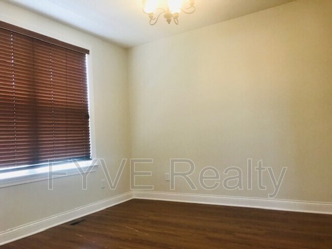 Building Photo - 9390 Woodbine Way