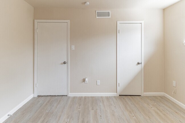 Foto del edificio - 6815 Beachwood St