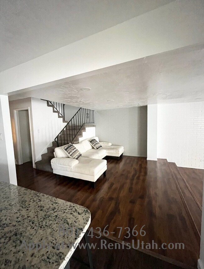 Building Photo - Provo Townhome