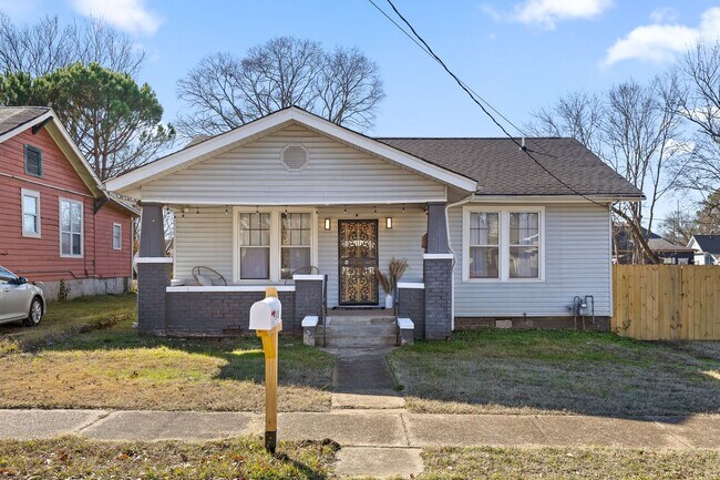Foto del edificio - 3 Bed | 2 Bath | Fenced Backyard + Beautif...