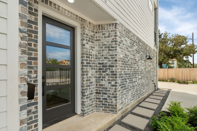 Building Photo - 717 Janisch Rd