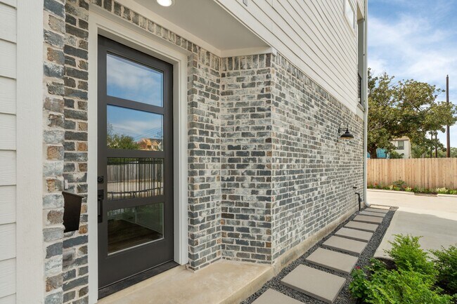 Foto del edificio - 717 Janisch Rd