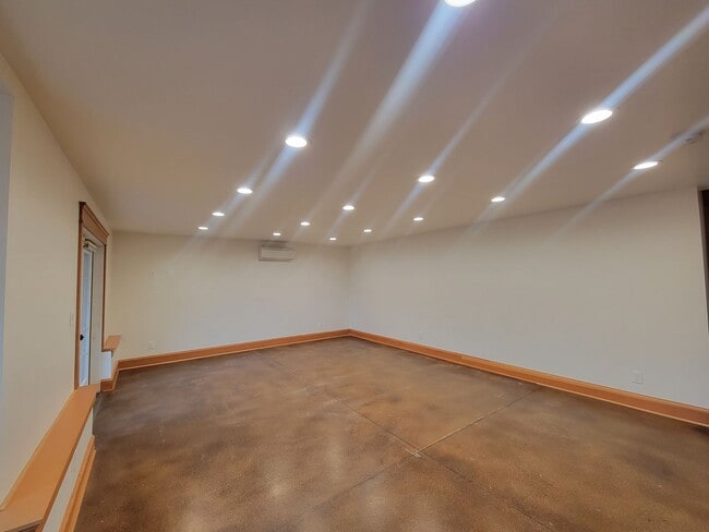 Building Photo - D0362