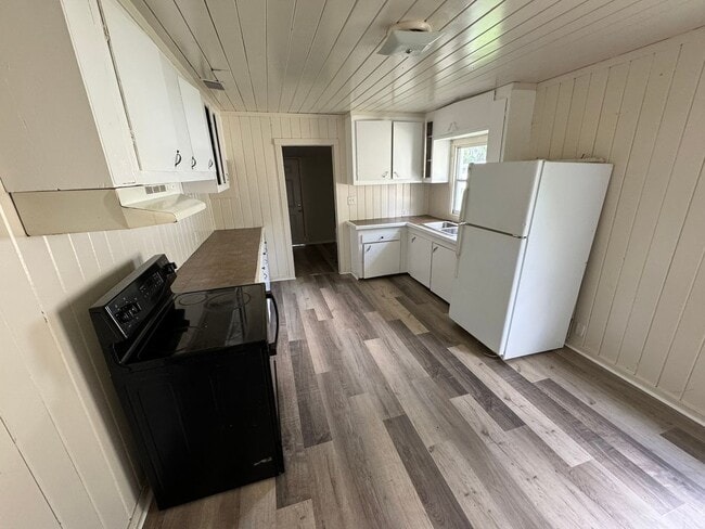 Building Photo - Huge 3BR/1BA Zephyrhills Home