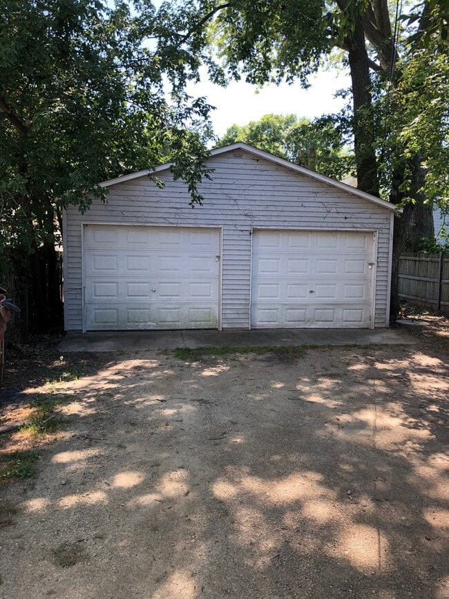 Garage - 2813 Atwood Ave