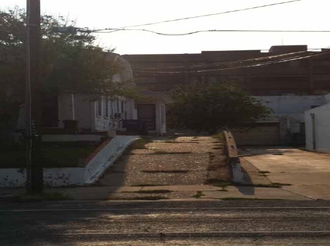 Building Photo - 210 S Tancahua St