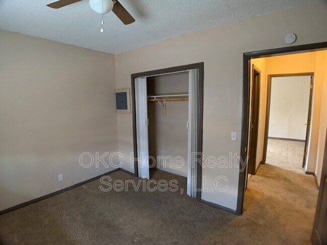 Building Photo - 1207 N Ross Ave