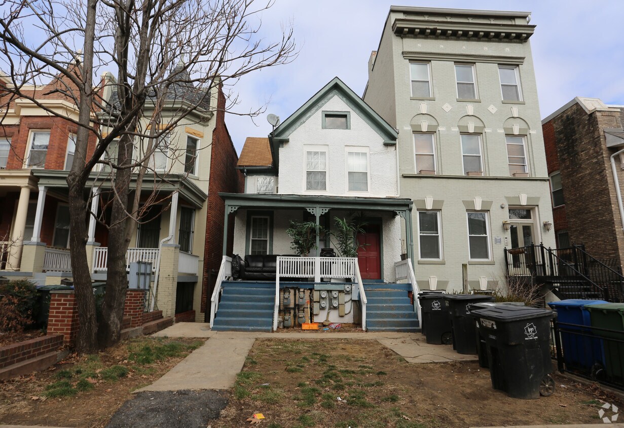 Building Photo - 1333 Kenyon St NW