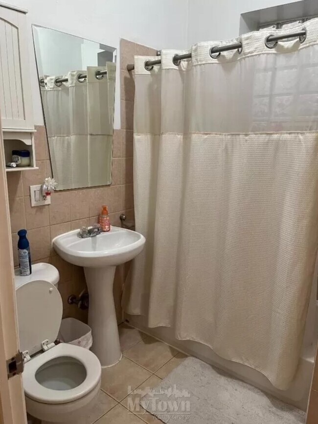 Building Photo - 1921 W Belmont Ave