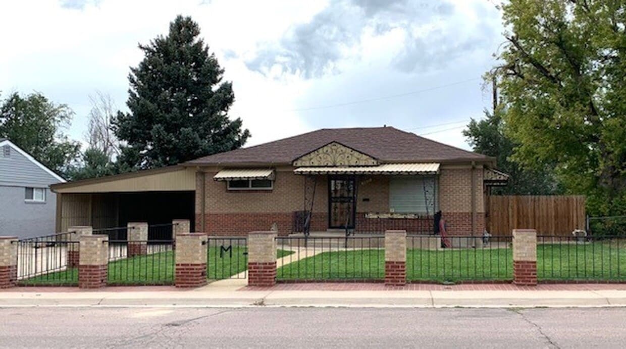 2 Bedrooms plus 2 non confirming bedrooms in the basement close to light rail - 2 Bedrooms plus 2 non confirming bedrooms in the basement close to light rail