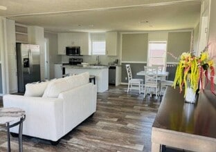 Building Photo - 527 Caroline St