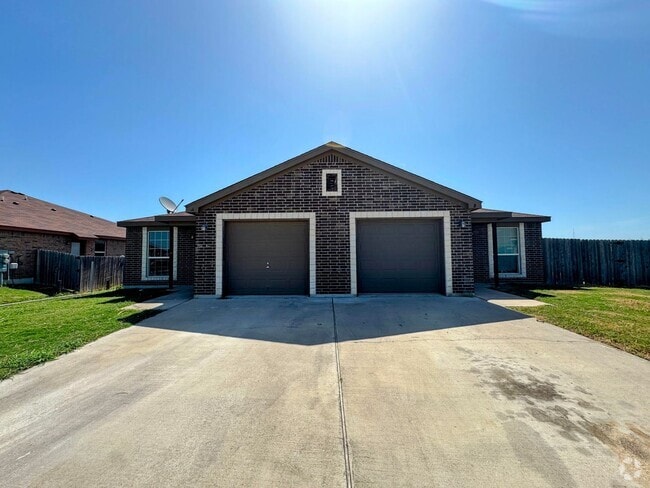 Building Photo - 1525 Justin Lp