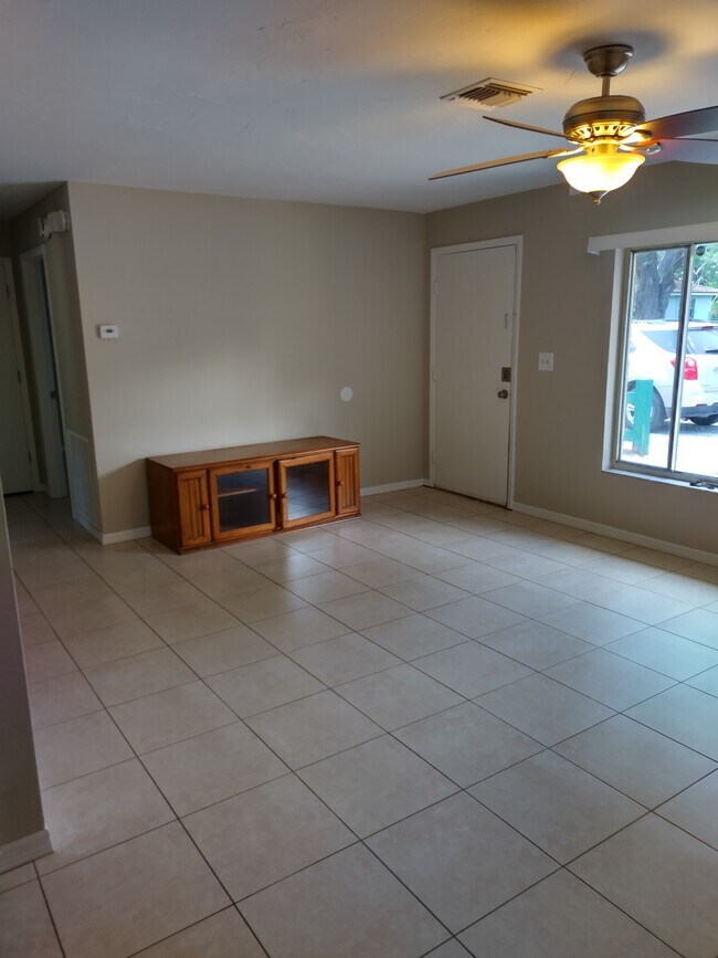 sala de estar - 25 Crescent Lake Dr