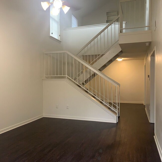 Building Photo - Spacious 3 bedroom 2 Full baths townhouse.