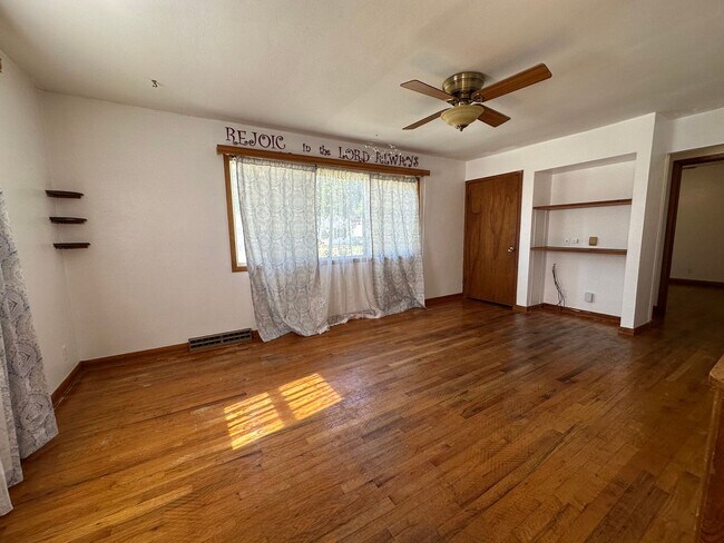 Building Photo - Southside neighborhood 2 bedroom, 2 car ga...