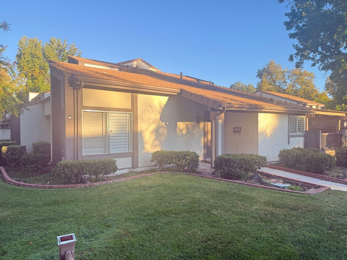 Primary Photo - 4-Bedroom Plus Bonus Room Home with Golf C...