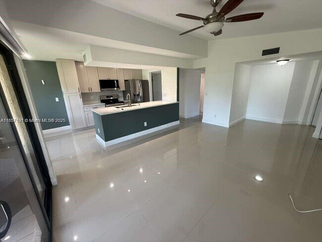 Foto del edificio - 8148 NW 17th Mnr