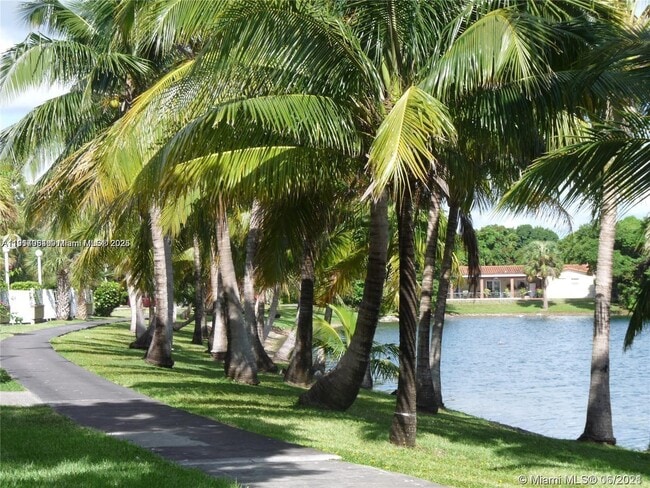 Foto del edificio - 14501 N Kendall Dr