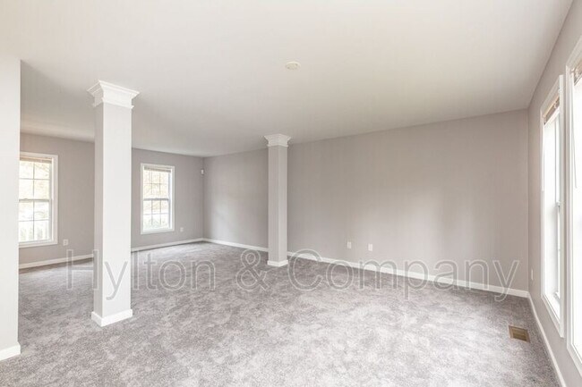 Building Photo - 3012 Rolling Hill Dr