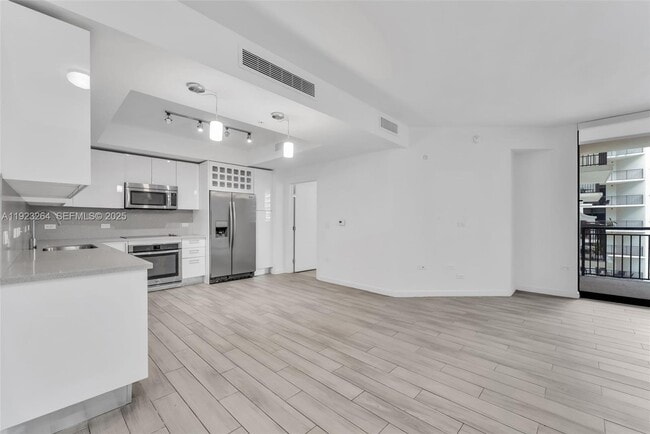 Building Photo - 999 SW 1st Ave