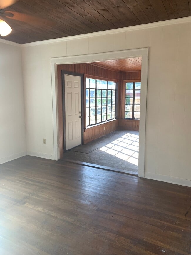 Building Photo - 2/1 with bonus room FENCED YARD PET FRIENDLY