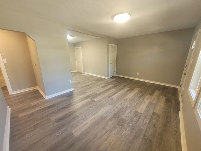 Building Photo - Recently Renovated 2 Bedroom, 1 Bathroom H...