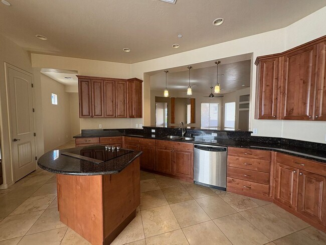 Building Photo - HOUSE - VILLAGE OF OAK CREEK - FIRECLIFF